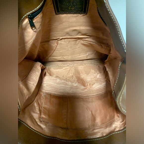 Guia Camel Color Sleek Leather Tote - Picture 4 of 4